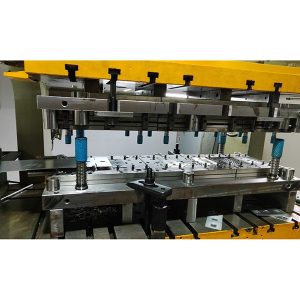 Učinkovit matrica za kovanje pokrivne plošče